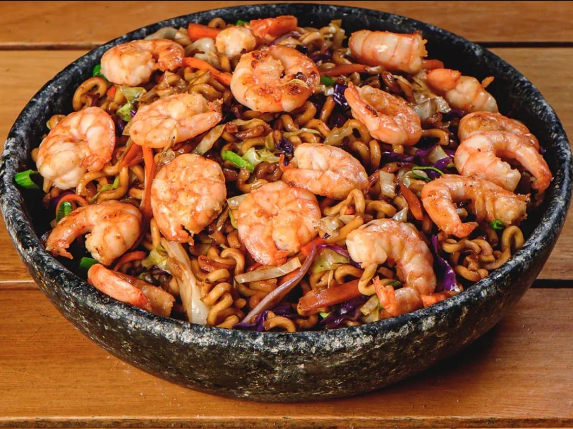 YAKISOBA MISTO COMPLETO C/ CAMARÃO