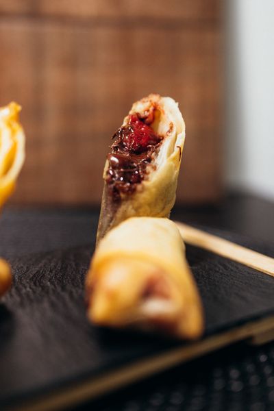 HARUMAKI CHOCOLATE C/ GELEIA DE MORANGO