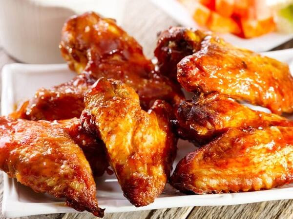 Asinhas de frango + 2 acompanhamentos + Molho grátis
