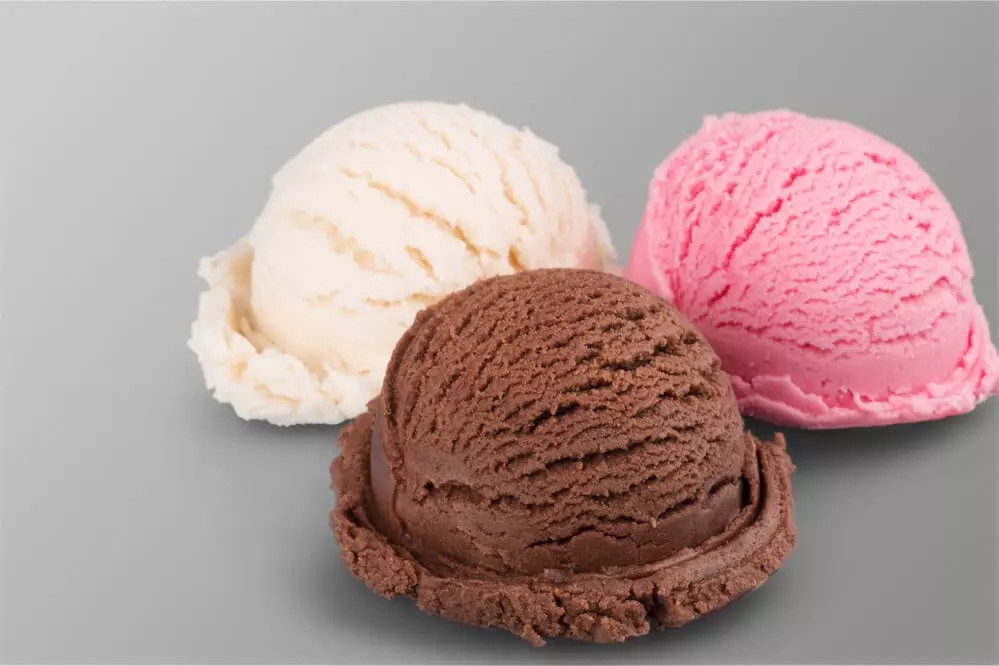 SORVETE DE CREME DUAS BOLAS COM CALDA DE CHOCOLATE