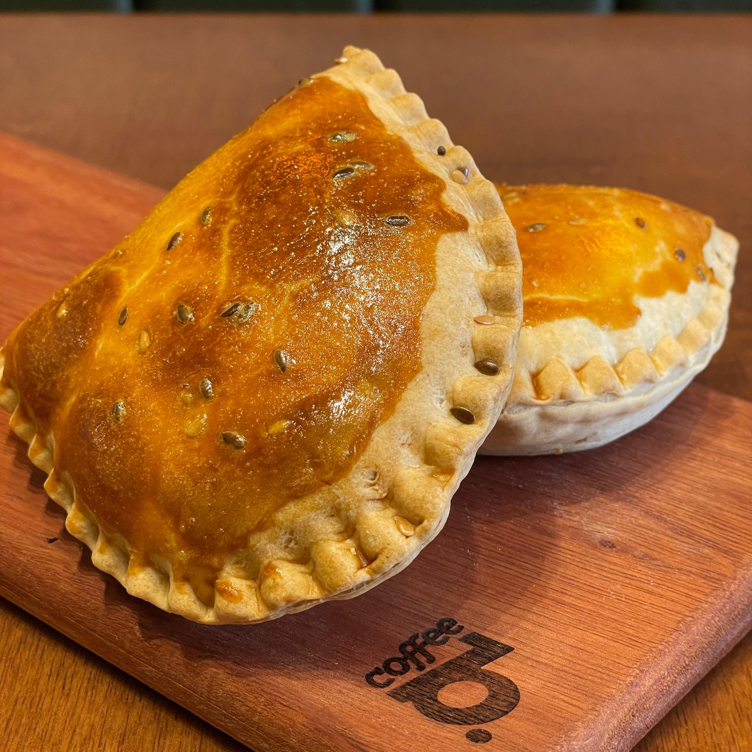 Empanada Calabresa com Queijo