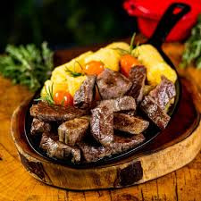 CARNE DE SOL C/ MANDIOCA NA MANTEIGA
