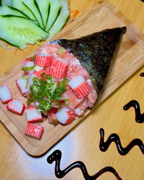 Temaki salmão com kani