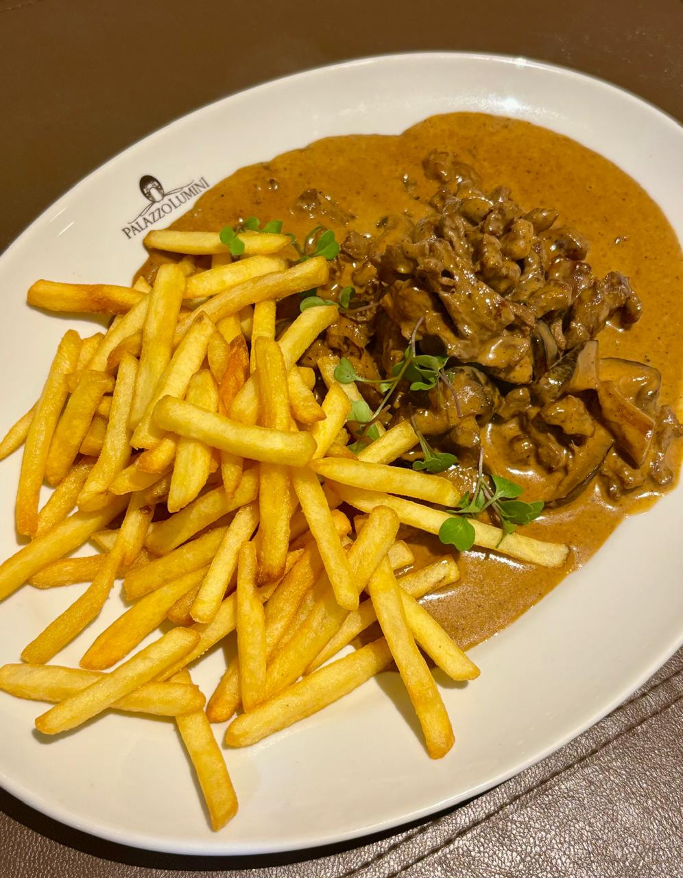 Strogonoff de Mignon com Cogumelo Paris acompanhado com Arroz Branco e Batata Frita