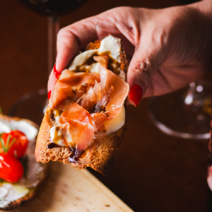 BRUSCHETTA PARMA COM MOLHO GORGONZOLA