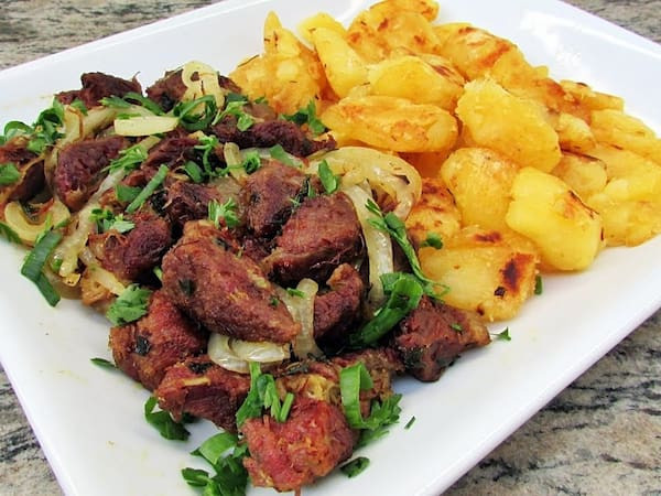Carne de sol com mandioca na manteiga de garrafa