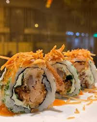 URAMAKI DE SALMÃO EMPANADO (5 PEÇAS)