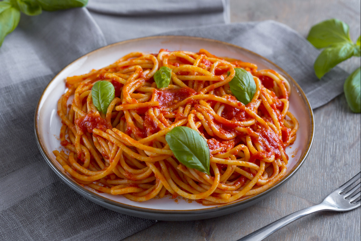 ESPAGUETE AO MOLHO DE TOMATE