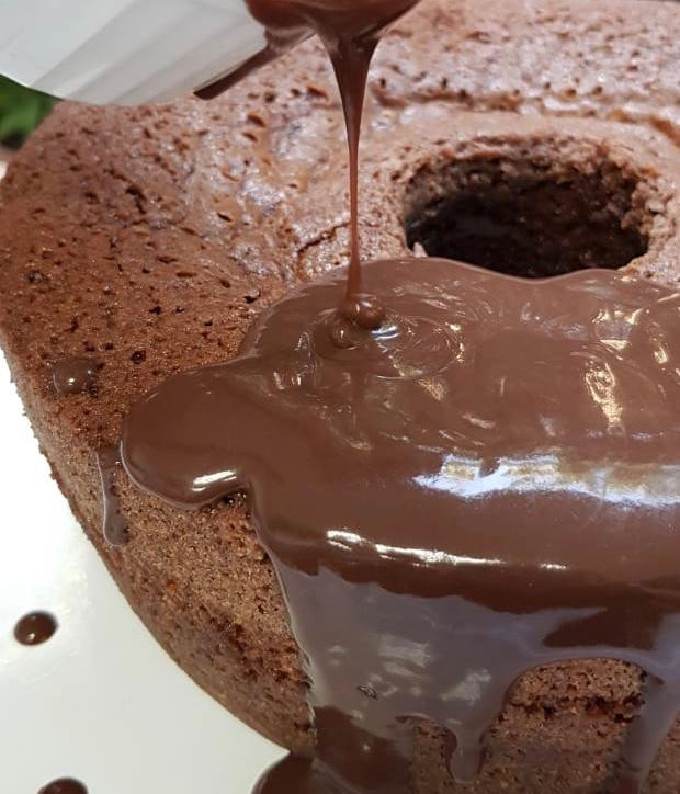 Bolo de chocolate com calda 24cm