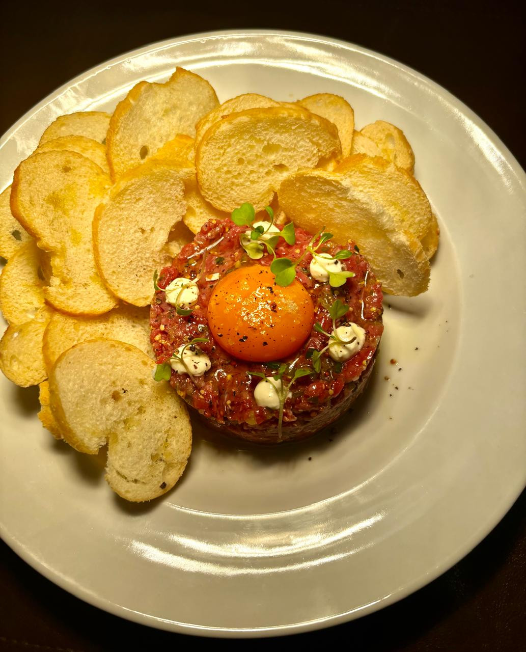 Mignon tartare com maionese artesanal de dijon e torradas. 
