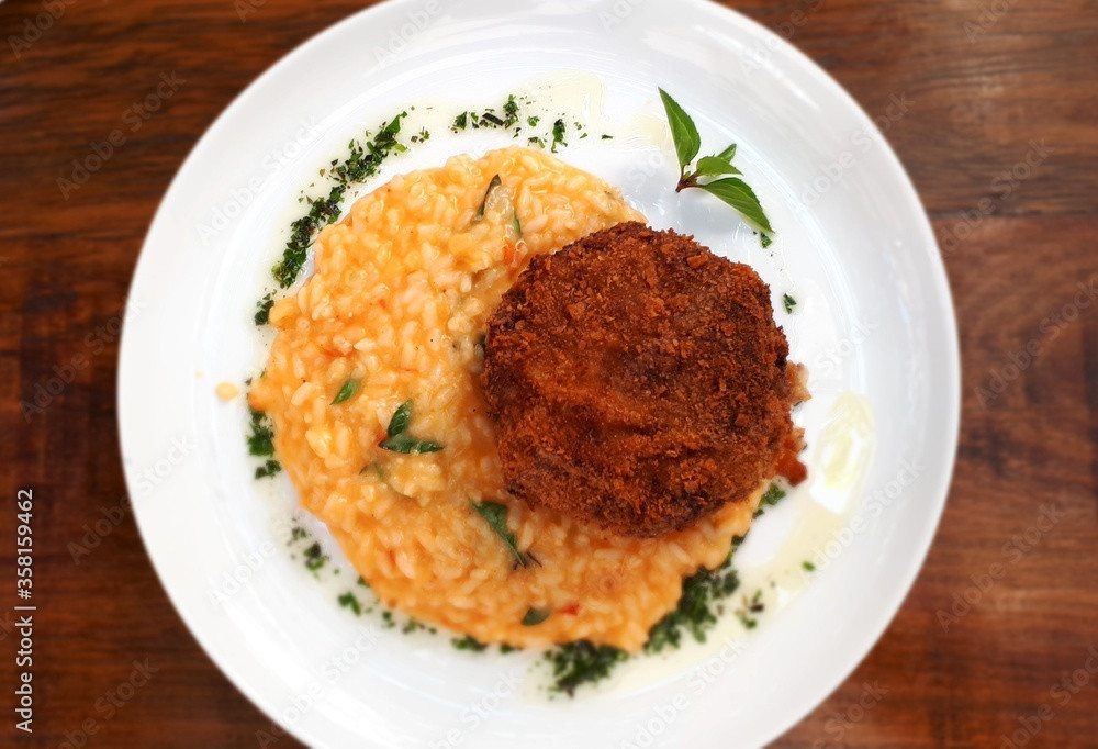POLPETONE COM RISOTO DE TOMATE