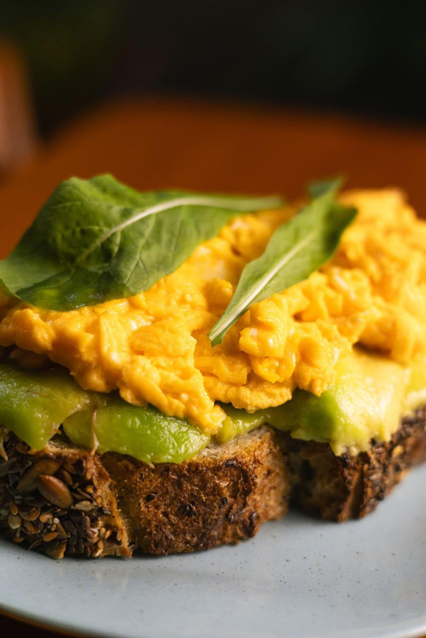 TOAST DE AVOCADO E OVOS MEXIDOS