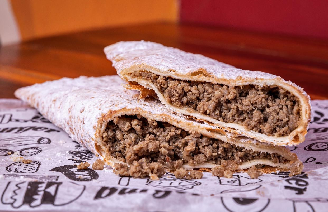 PASTEL DE CARNE COM AÇÚCAR 