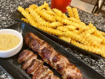 Combo 2: Porção de Fritas + Espetinhos + Coca lata