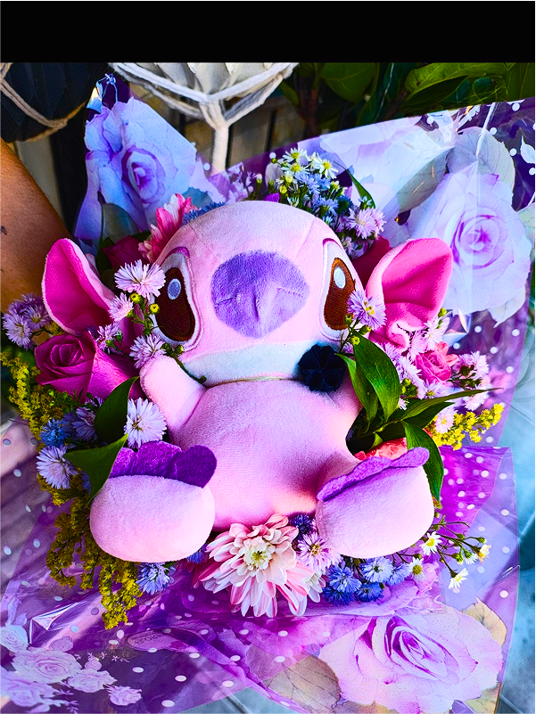 Buquê Stitch Pelúcia Rosa com Flores Mistas (consultar disponibilidade)