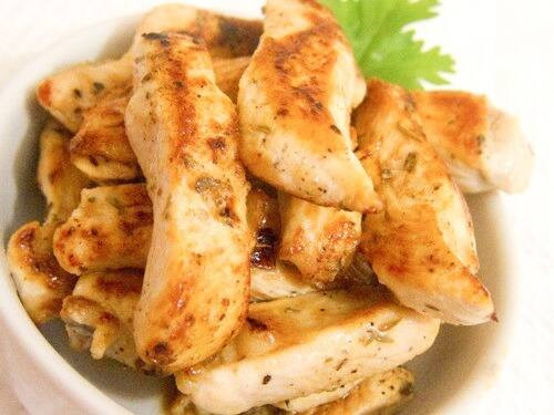Tiras de filet de frango + 2 acompanhamentos + Molho grátis