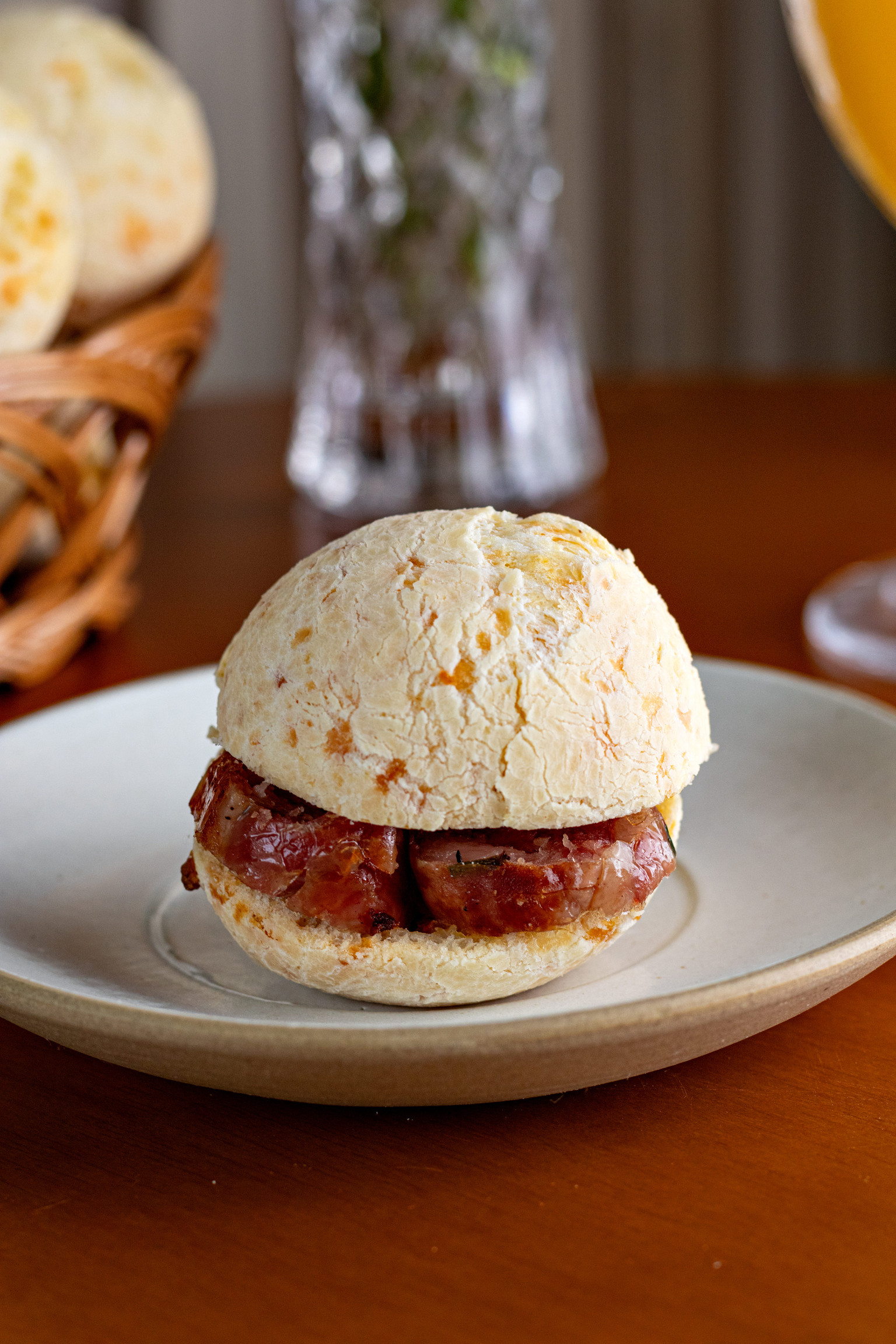 PÃO DE QUEIJO RECHEADO COM LINGUIÇA