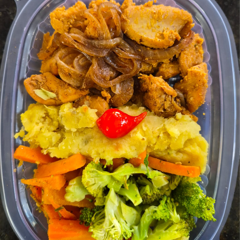 FRANGO EM CUBOS ACEBOLADO LOWCARB 220 GRAMAS Congelado.