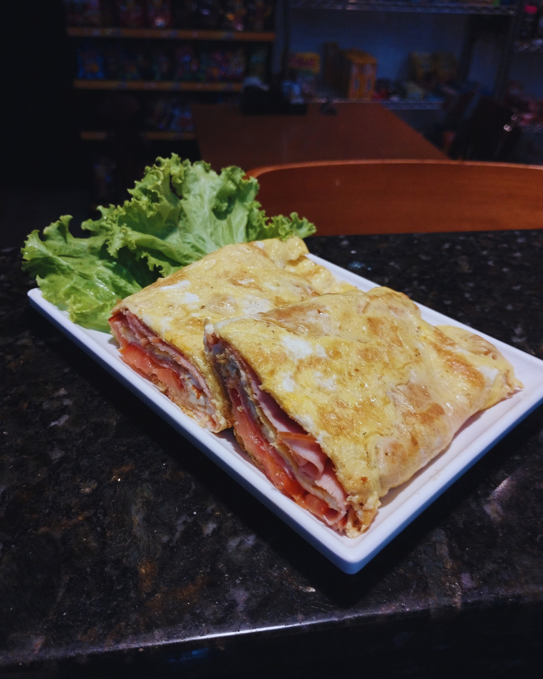 OMELETE DE PRESUNTO, MUSSARELA E TOMATE