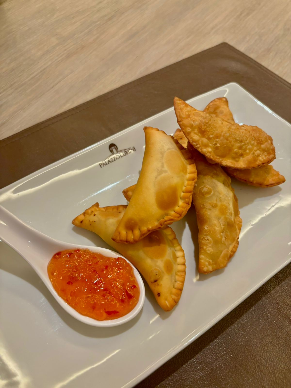 Pastelzinho de Camarão acompanhado de Geleia de Pimenta Artesanal