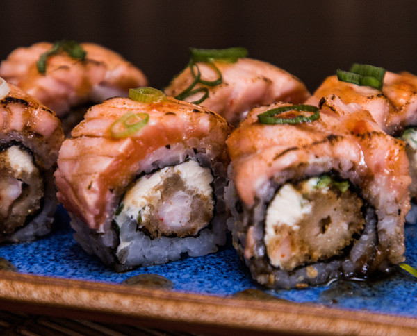 URAMAKI EBI ESPECIAL MAÇARICADO (5 PEÇAS)