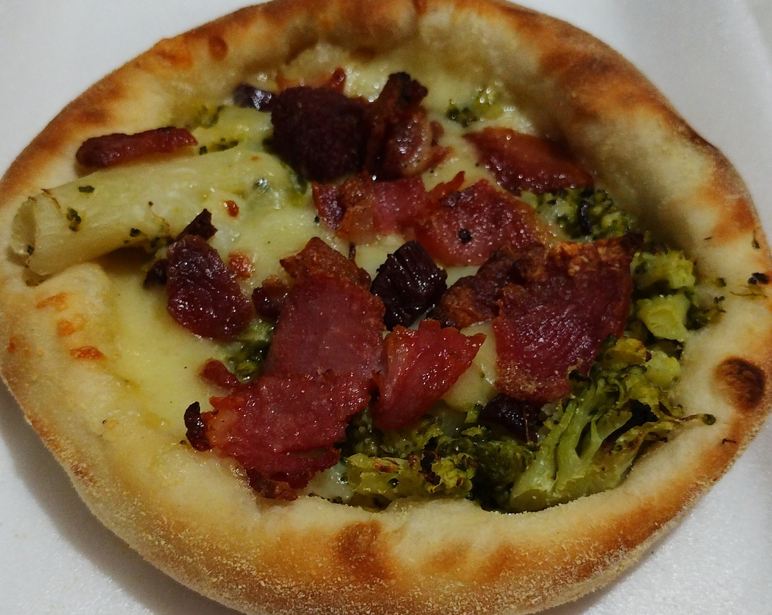 ESFIHA BRÓCOLIS, BACON E MUSSARELA