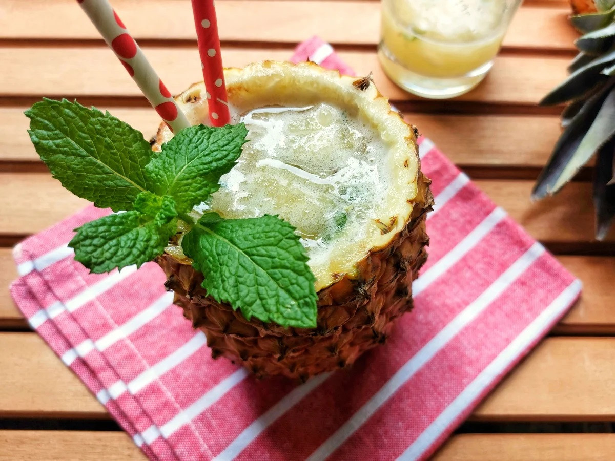 Caipirinha de Abacaxi com Hortelã
