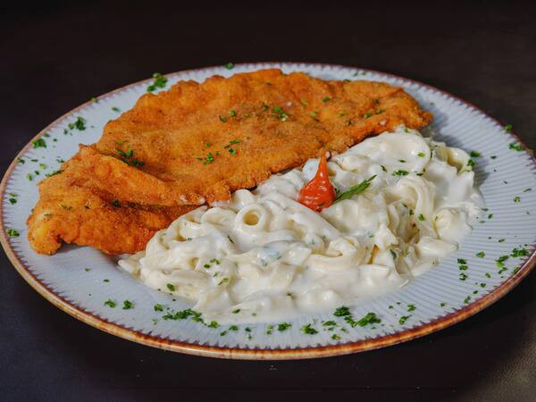 Frango Empanado com Fettuccine ao Molho Branco + Refri Lata