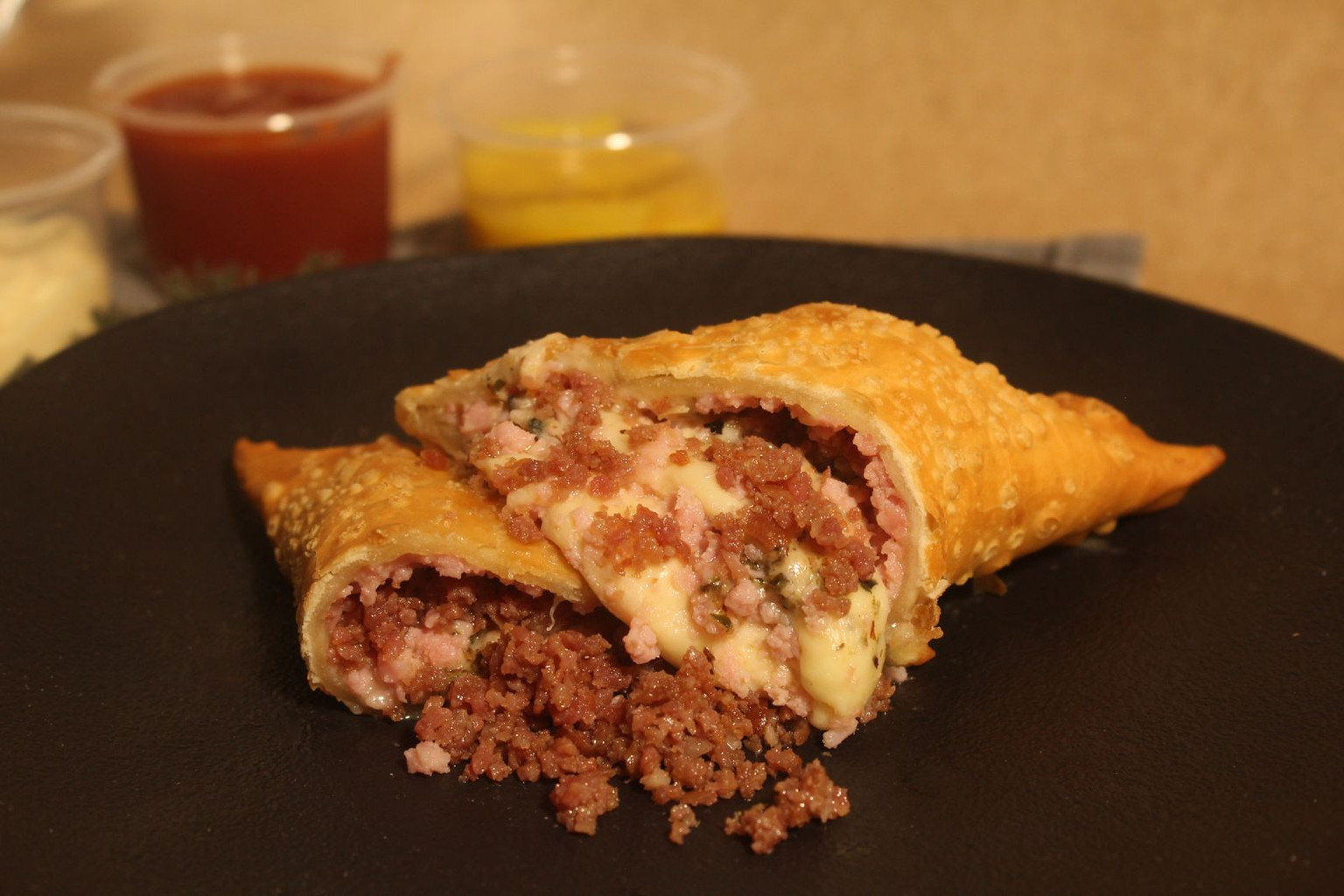 14- Queijo com presunto, orégano, calabresa e requeijão