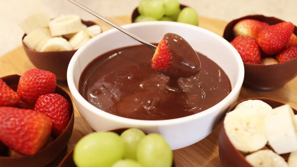 FONDUE DE CHOCOLATE COM FRUTAS