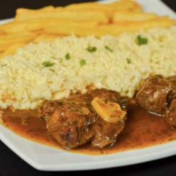 Filé Mignon com Arroz Piamontese e Molho Madeira