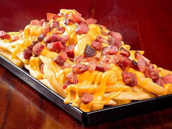 Fritas com cheddar e bacon