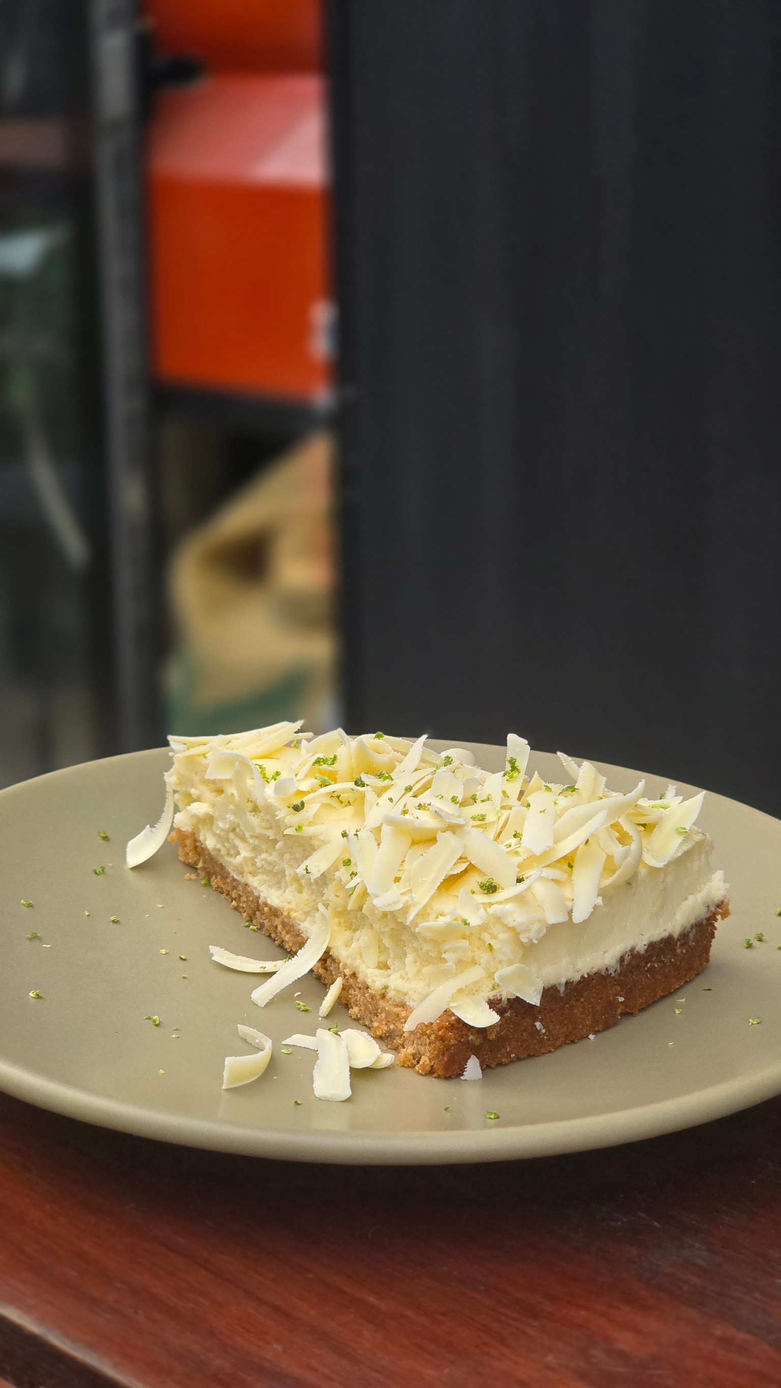 Torta de limão com raspas de chocolate branco