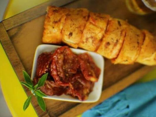 PAO TOMATE SECO COM QUEIJO