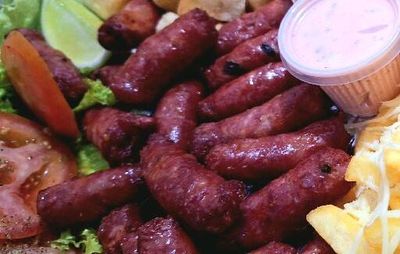 Linguiça acebolada com fritas