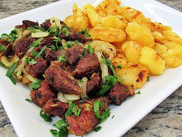 Carne de sol com mandioca na manteiga de garrafa