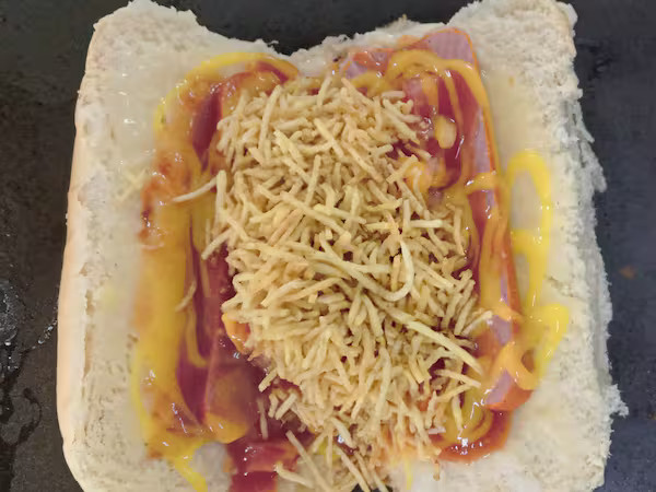 Hot dog tradicional no pão prensado sem Purê