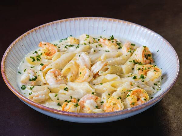 Penne ao Molho Branco com Camarão + Refri Lata