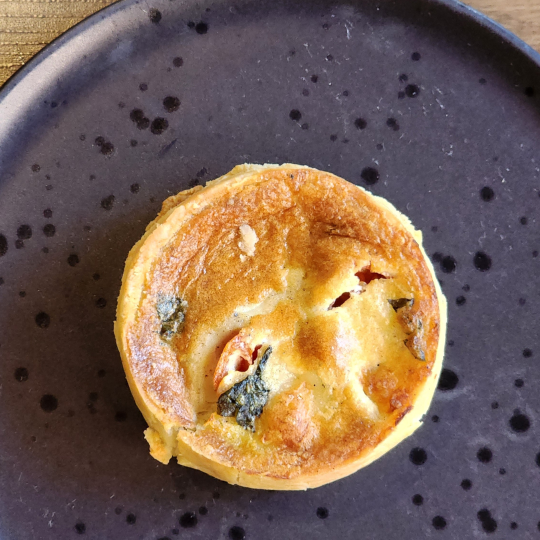 Quiche de Tomate cereja, mussarela de búfala e manjericão