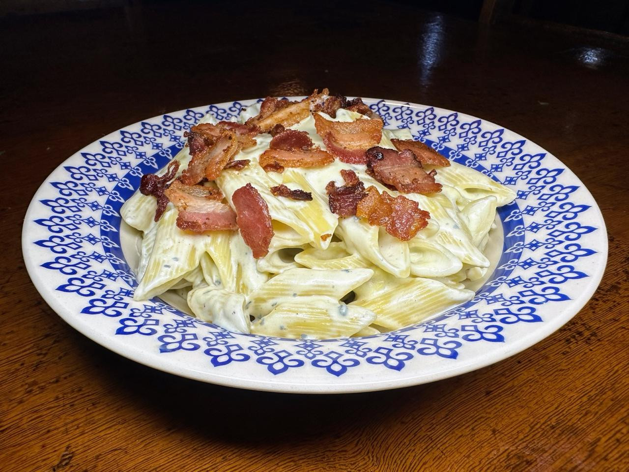 Penne 4 queijos com bacon crocante
