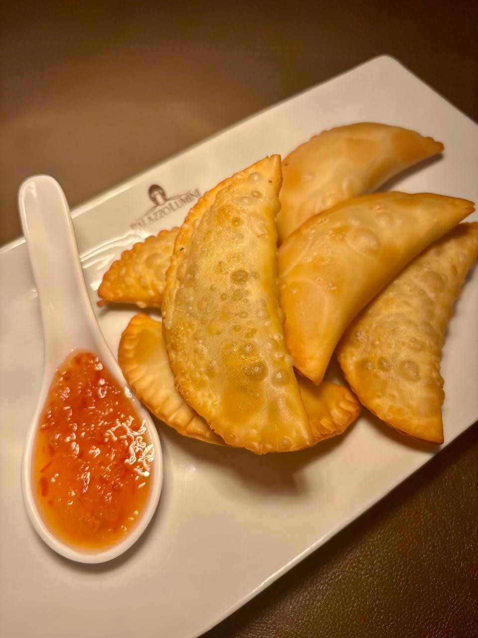 Pastelzinho de Carne acompanhado de Maionese de Páprica Picante 