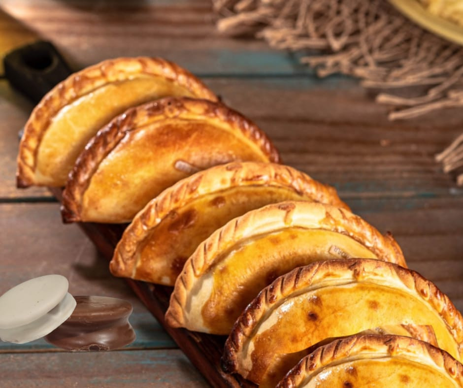 6 empanadas + 2 Alfajores