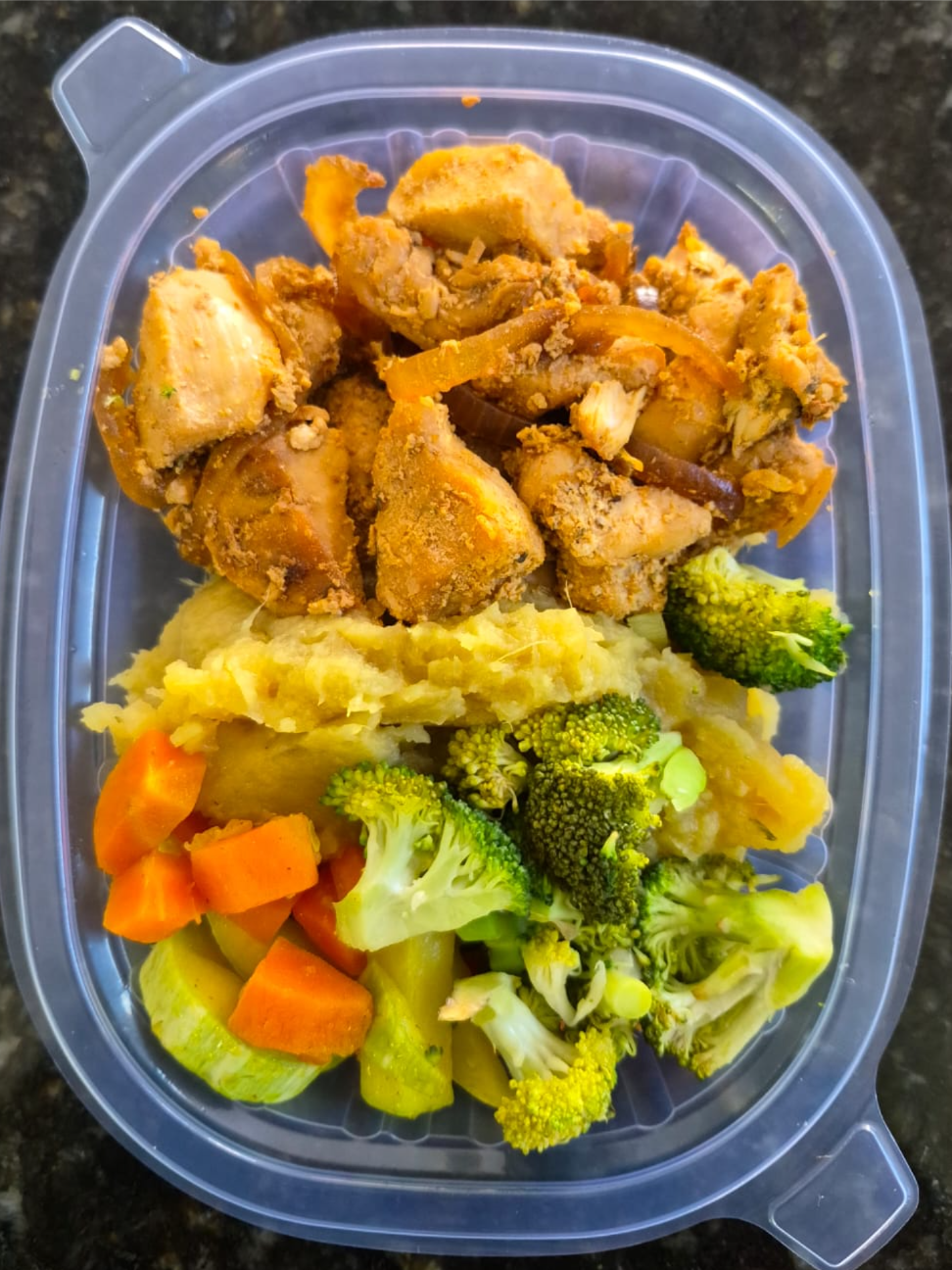 FRANGO EM CUBOS ACEBOLADO LOWCARB 220 GRAMAS Congelado.