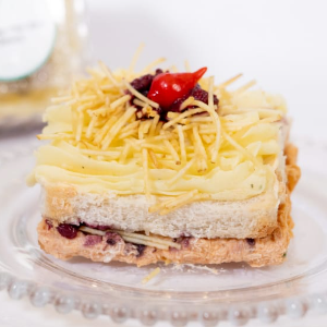 TORTA DE PÃO ( COM GELEIA )