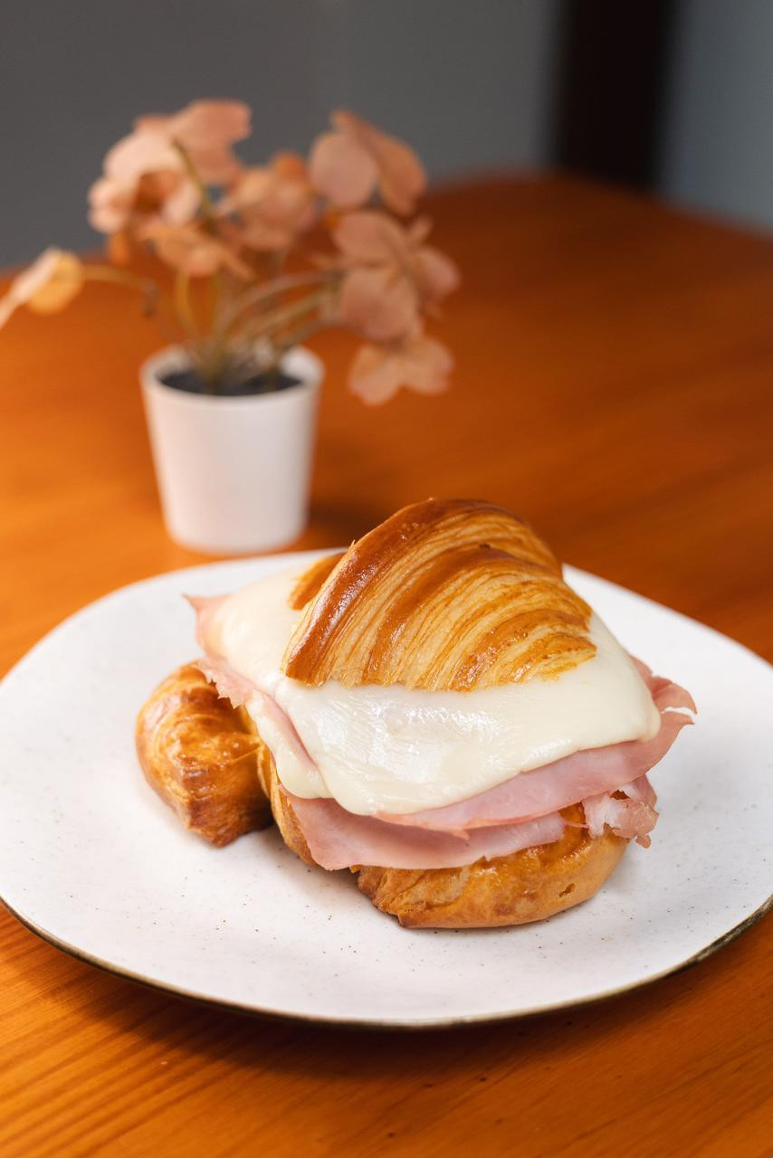 CROISSANT PRESUNTO COM QUEIJO