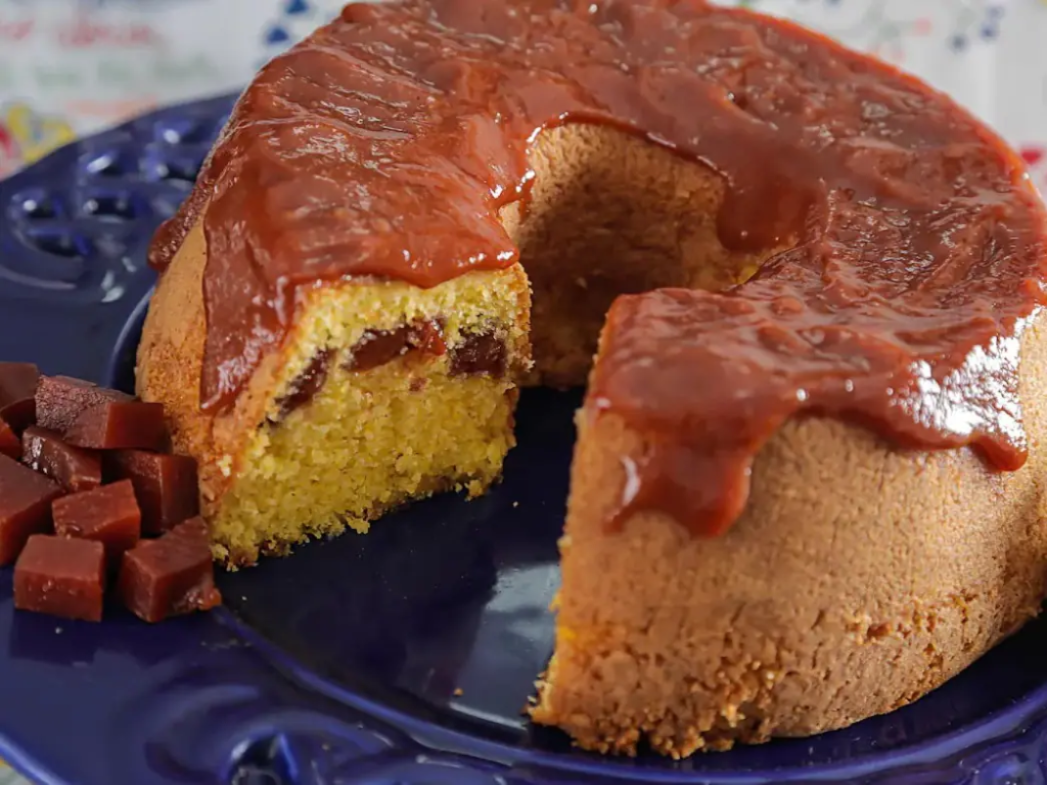 Bolo de fuba com goiabada 24cm