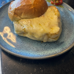 PAO DE AZEITE COM QUEIJO QUENTE