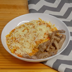 Espaguetinho com filé mignon