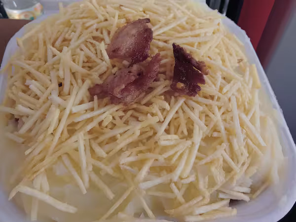 Hot dog frango com bacon no prato