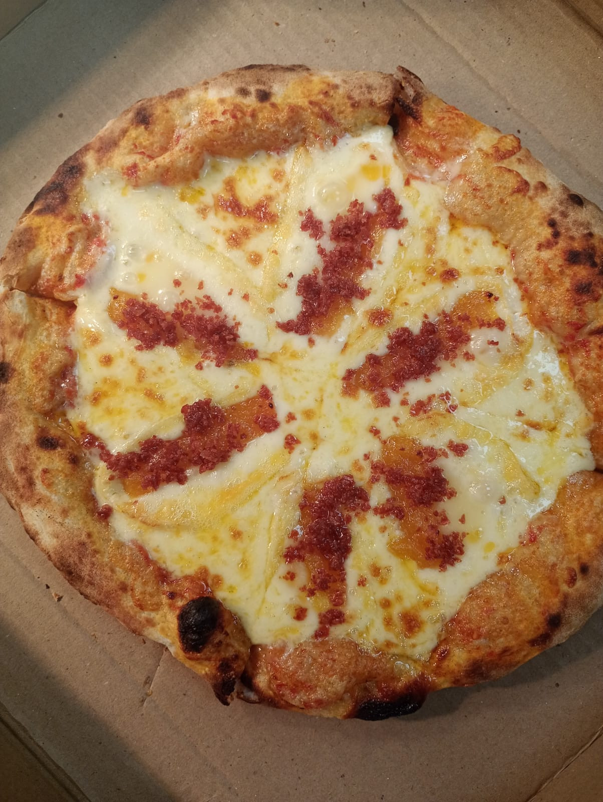 Brie ( molho de pomodoro , muçarela , queijo brie , geléia de damasco , crispy de parma )